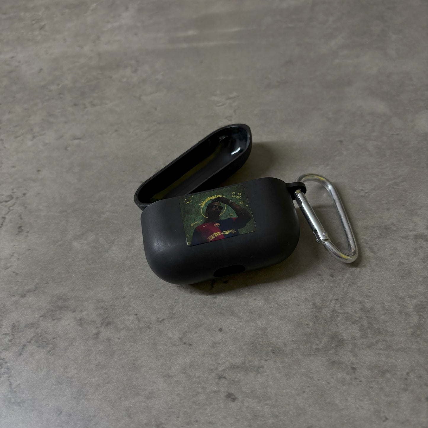 Airpods case Travis x Barcelona